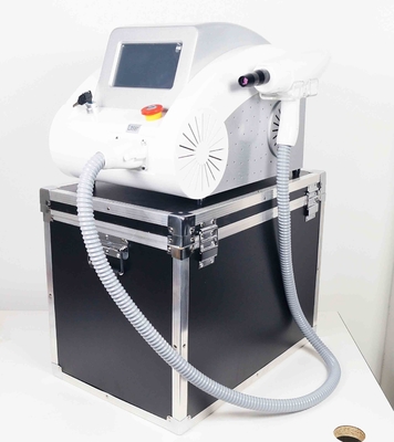 Il ND Yag Q ha commutato la macchina 1064nm 532nm 1320nm di rimozione del tatuaggio del laser